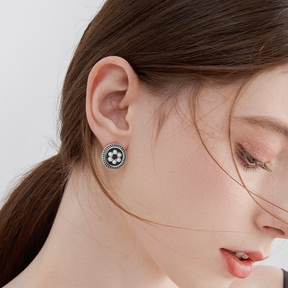 Flower earrings, flower studs, minimal studs earrings, black enamel studs - Picture 1 of 6